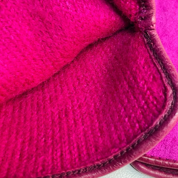 Elegant Pink Suede Gloves - Picture 5 of 5